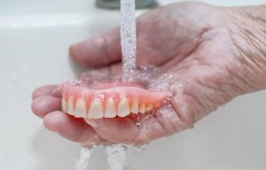 Cómo limpiar la Prótesis Dental